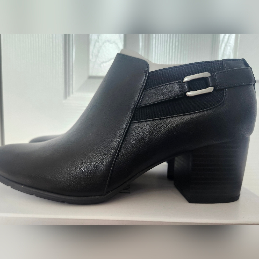 Croft and Barrow Size 10 black side zip booties